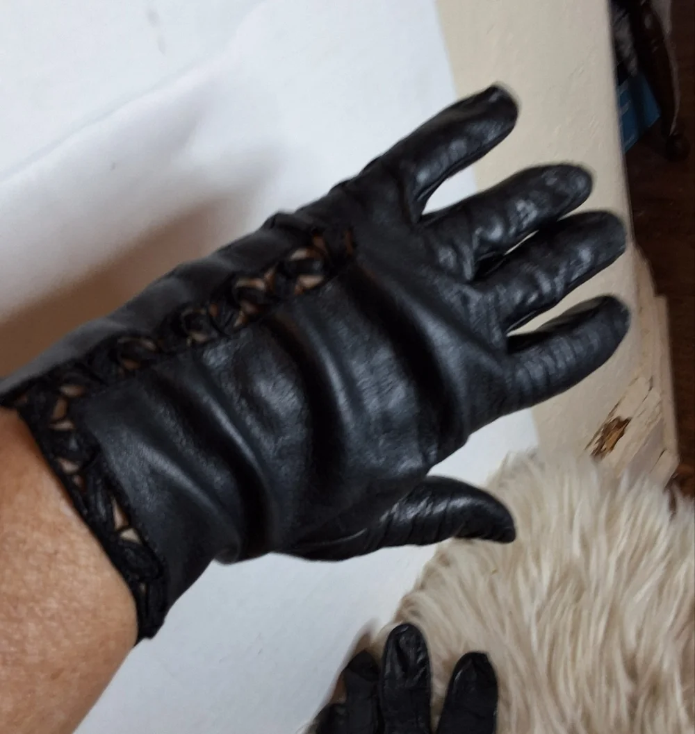 Vintage Lace Insert Black Leather Unined gloves  M